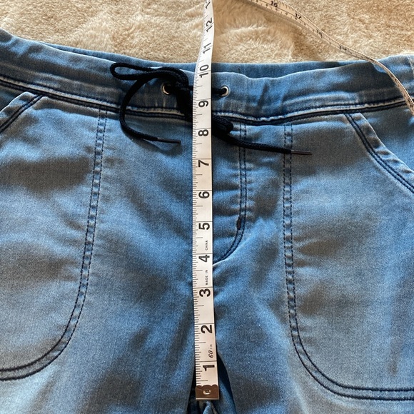 Levi’s signature denim joggers. Size 8 - Picture 7 of 9
